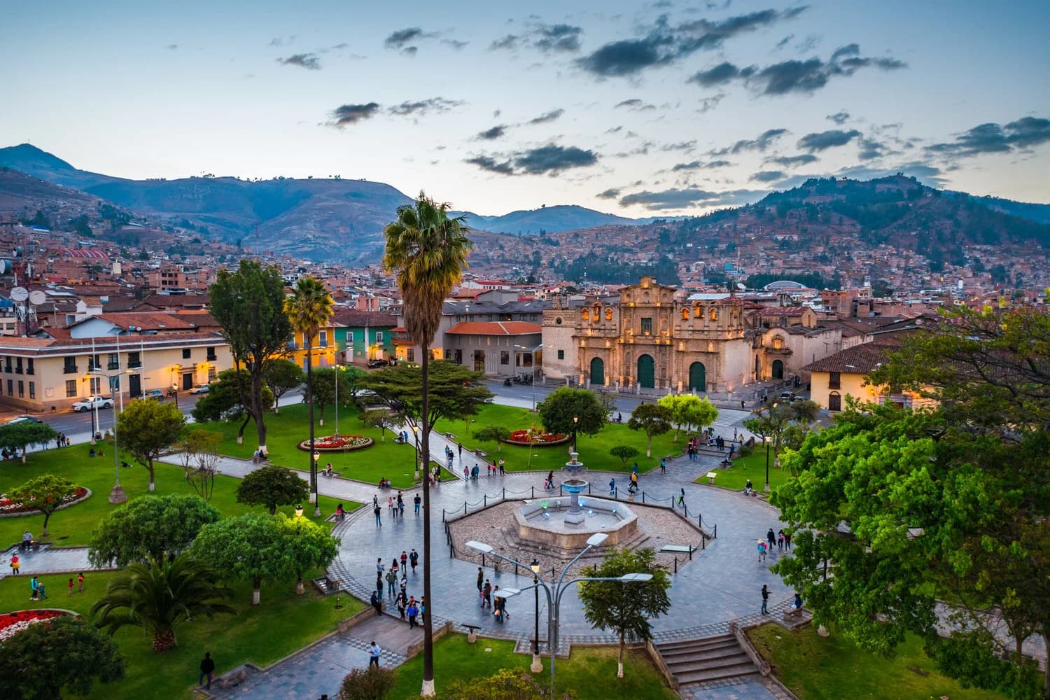 Plaza de Armas de Cajamarca al atardecer, con la Catedral iluminada
